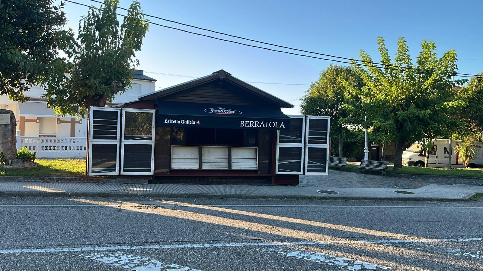 Fachada de Berratola con las contraventanas abiertas y el mostrador a la vista