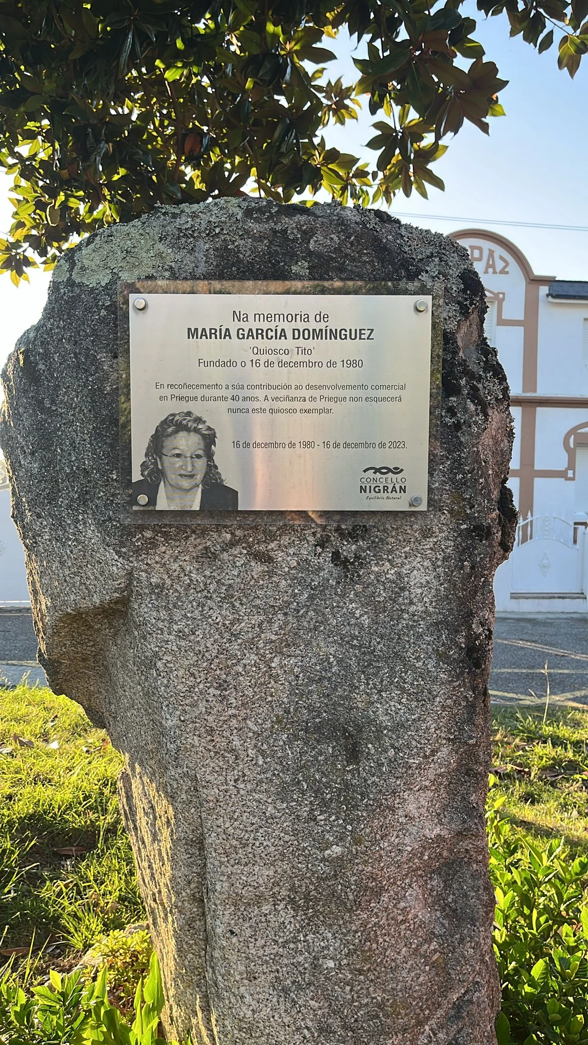 Placa na memoria de María García Domínguez, Quiosco Tito, coa data de fundación do 16 de decembro de 1980 e homenaxe do 16 de decembro de 2023