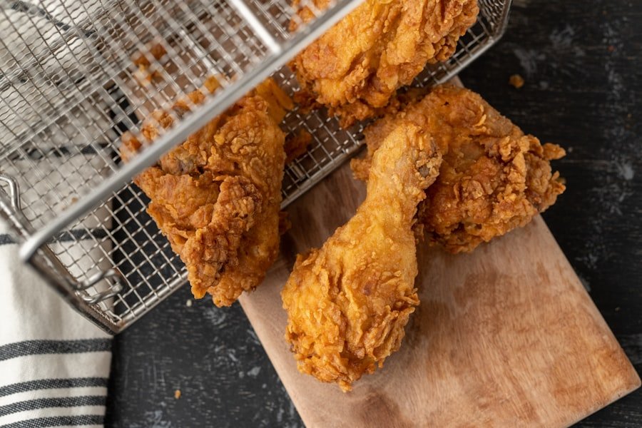 Alitas de pollo doradas recién sacadas de la freidora