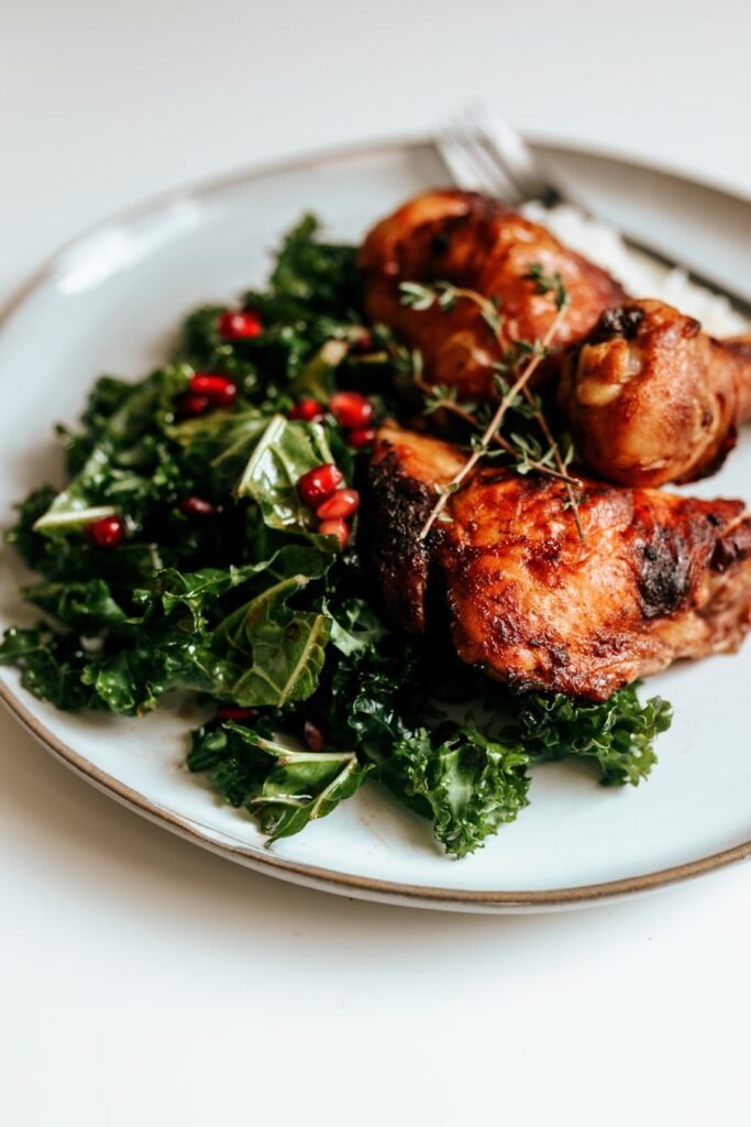Pollo asado servido con verduras de temporada