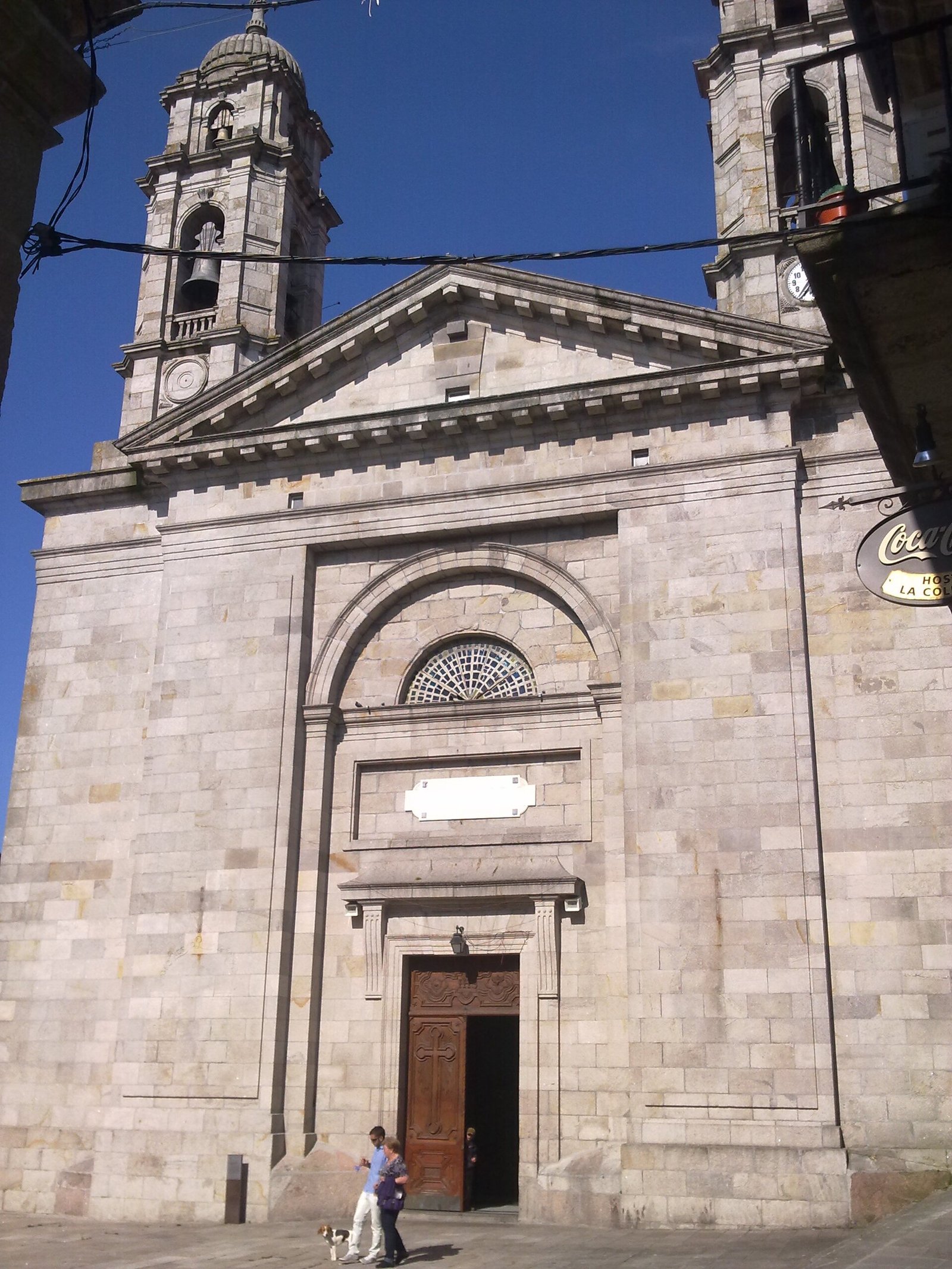Fachada neoclásica de la concatedral de Santa María de Vigo, con las dos torres y la puerta abierta