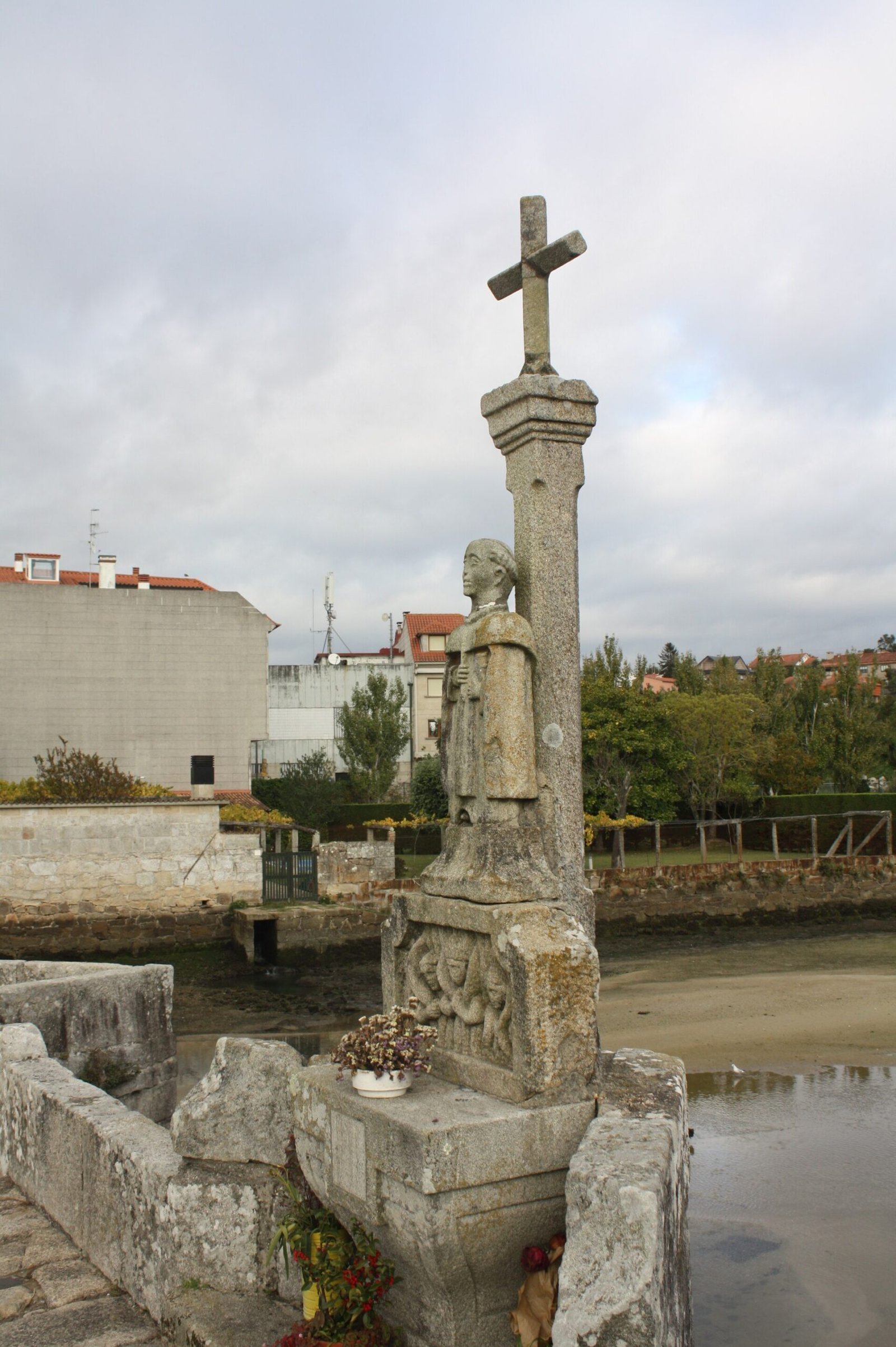 Cruceiro de granito con la figura de San Telmo en el centro del puente de A Ramallosa