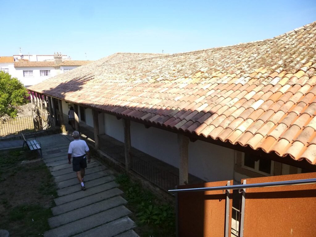 Soportal de granito y tejado de teja del antiguo Hospital Sancti Spiritus, hoy Casa da Cultura de Baiona