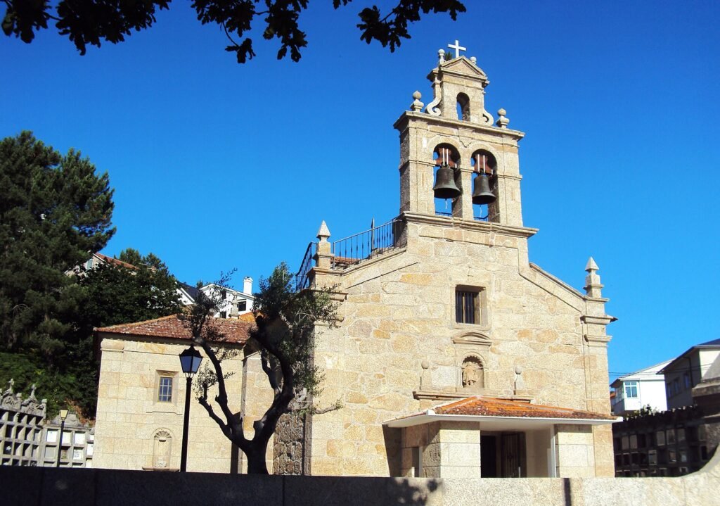 Iglesia parroquial de San Mamede de Priegue, Nigrán, con su espadaña de tres cuerpos