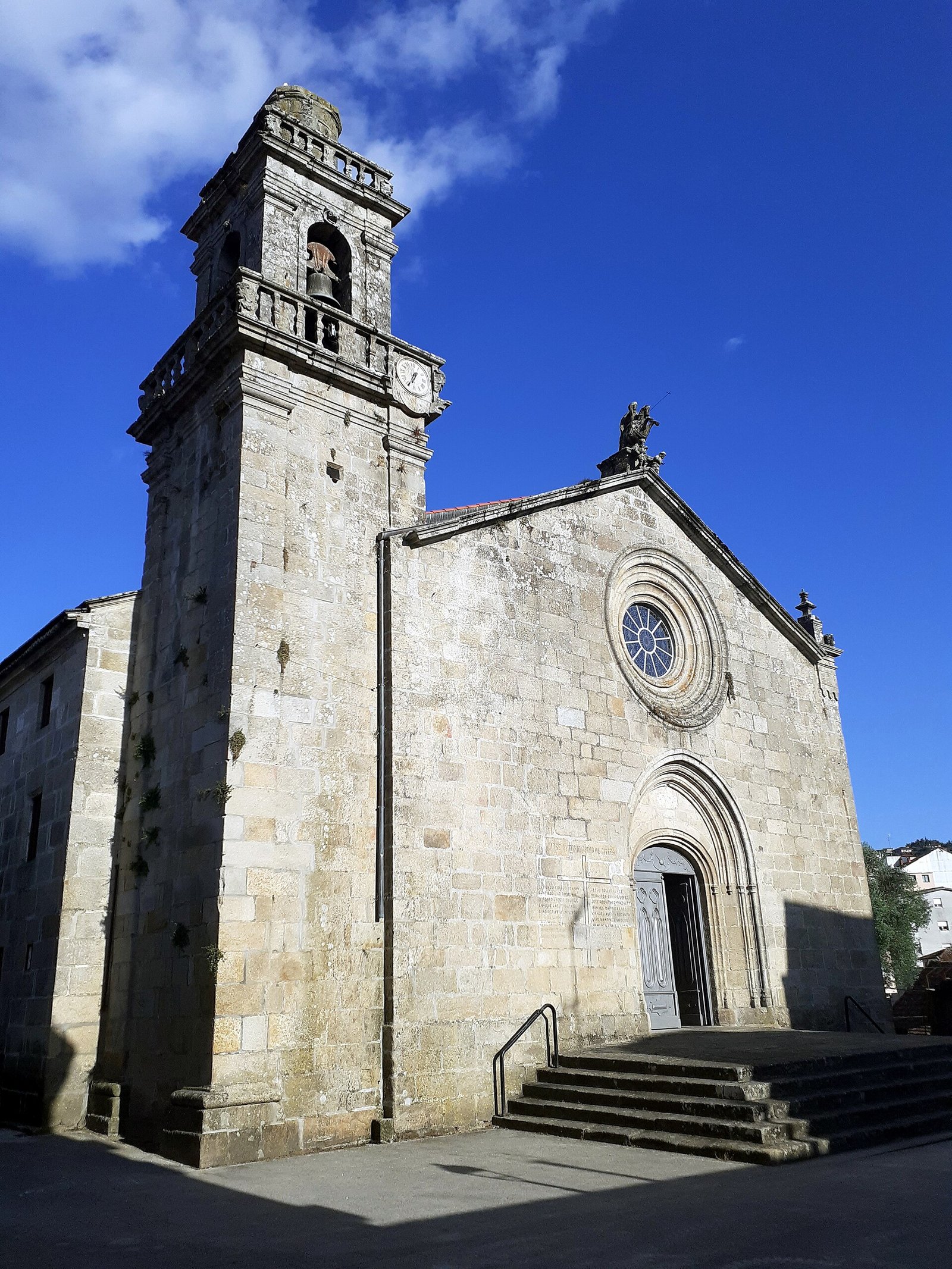 Fachada de la iglesia de Santiago de Redondela con torre y rosetón